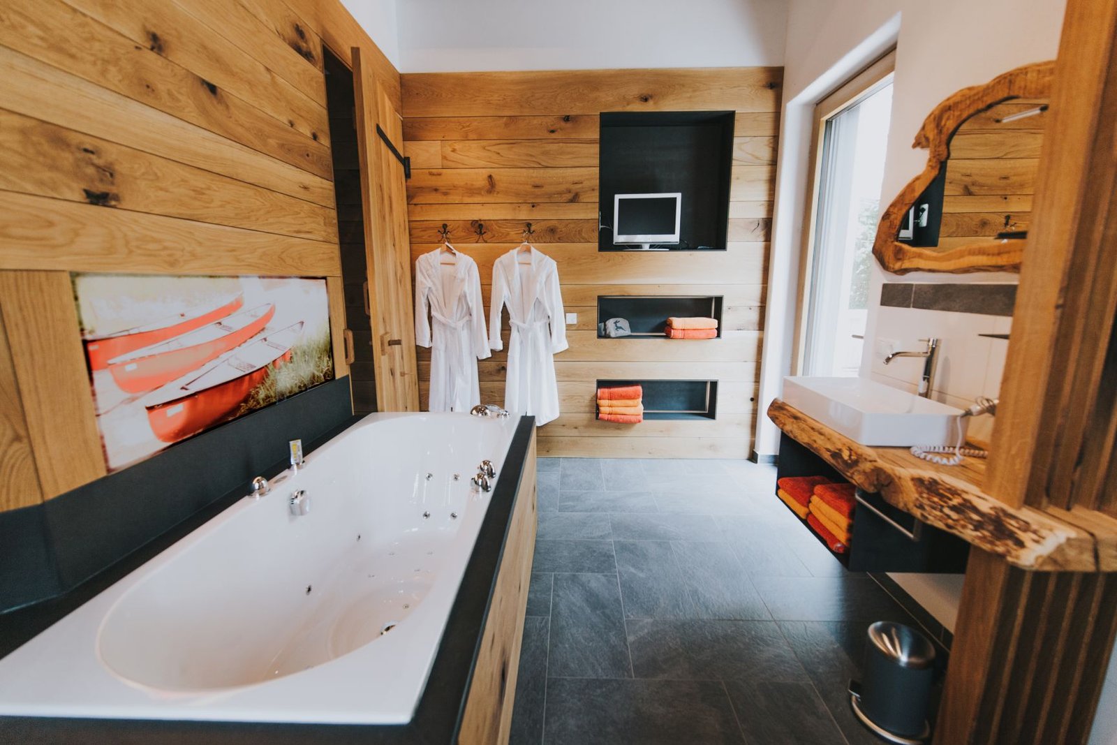 Bad mit Sauna, Regendusche und Whirlwanne